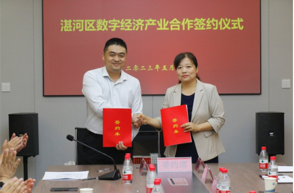 河南质量工程职业学院与湛河区人民政府签订战略合作协议图2
